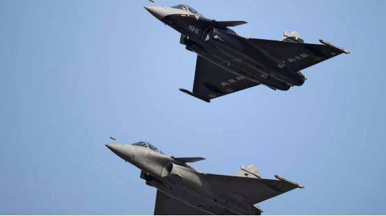 40架战机已摔3架!光辉战机原形毕露,莫迪认命了,只有阵风能救印度?