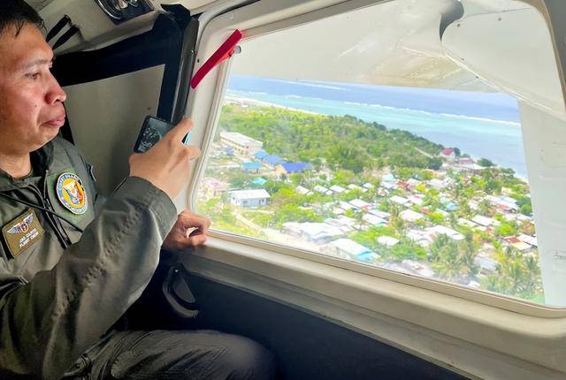 菲官员刚到中业岛，手机弹出中方6字短信，20余艘舰船已等候多时