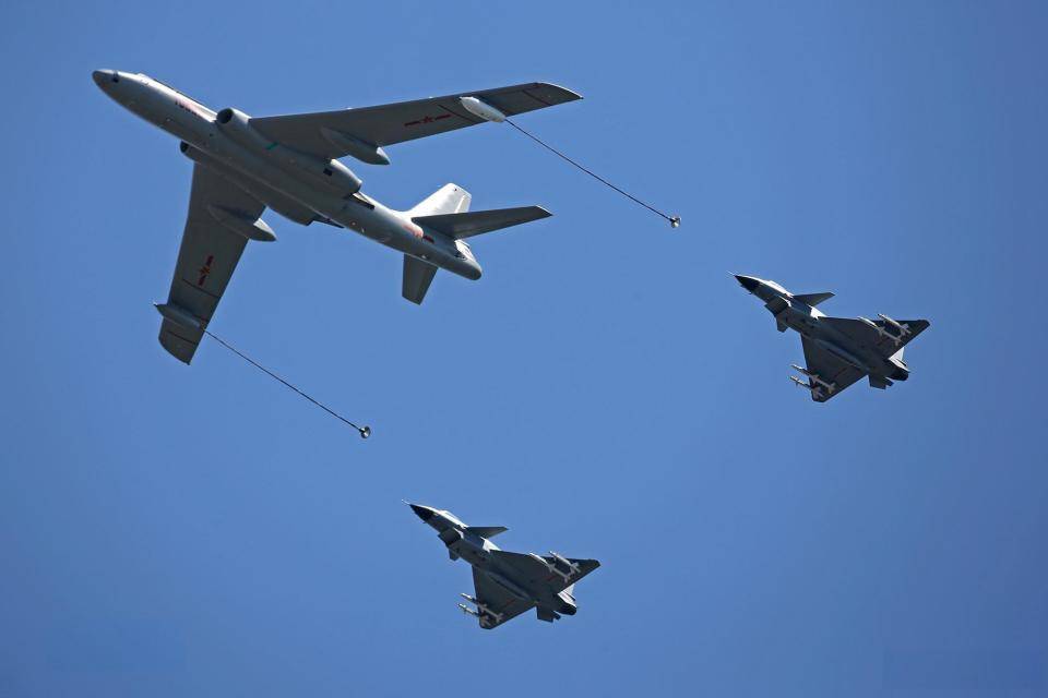 轰6K编队前出西太，2架外机逼近亮导弹