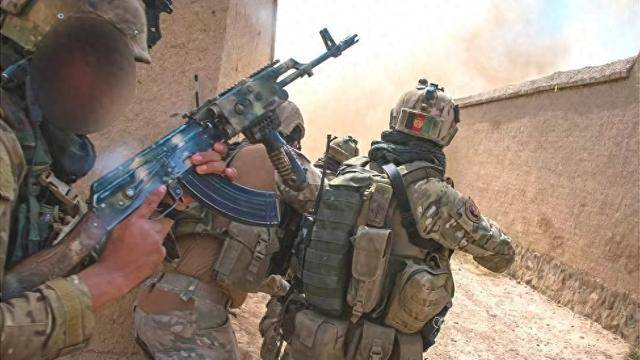 塔利班一天都没扛住,就公开呼吁和谈,向联合国求援,用中国武器,巴铁炉火纯青