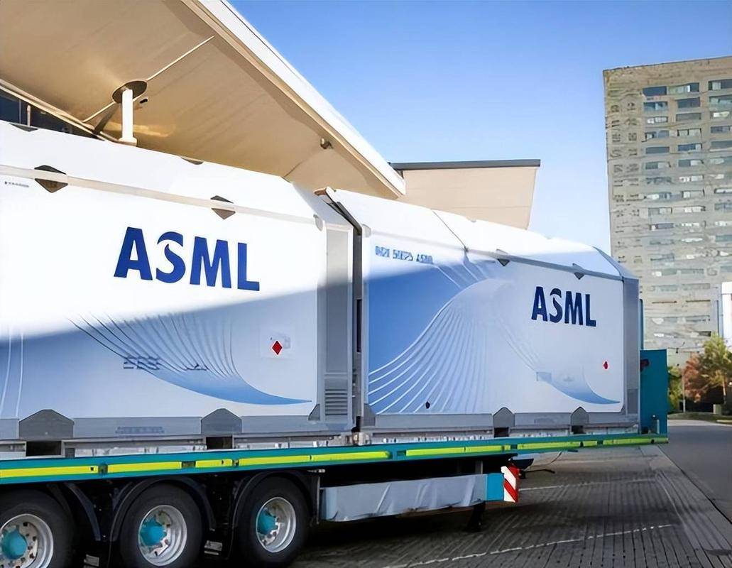 原创 现世报!ASML裁员1700人,450亿芯片烂仓库,荷兰:断供是步臭棋