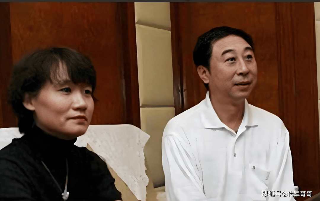 68岁冯巩近况曝光！连续33年登上春晚舞台，如今陪妻子享受快乐晚年生活