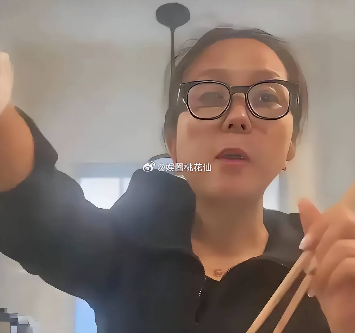 39岁何洁自曝每月开销六位数，疑抱怨前夫不给抚养费，已辞掉司机保姆