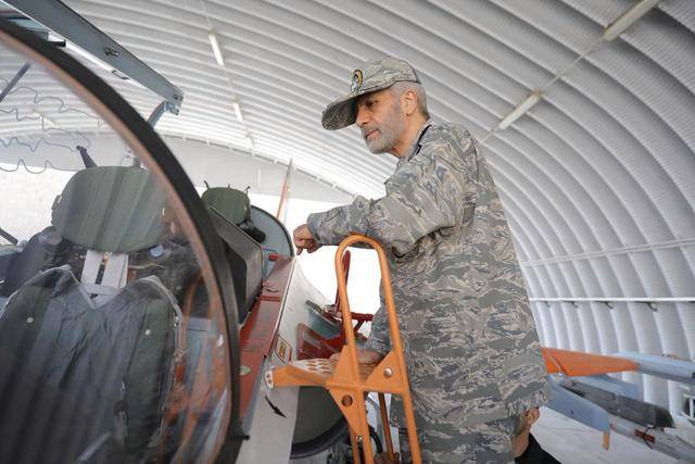 不是战斗机也敢亮剑！伊朗空军雅克-130升空对冲F-35I，宁愿被击落也不做懦夫