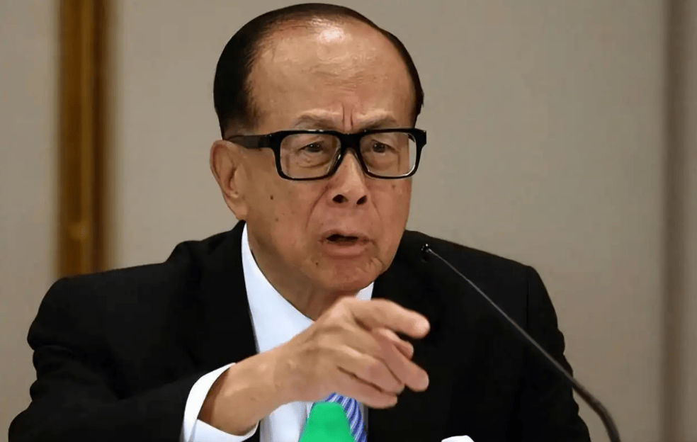 李嘉诚又闻到了血腥味儿？曾买下半个英国，如今疯狂套现离场