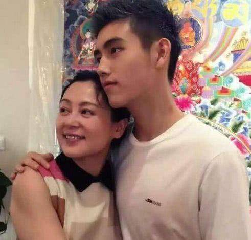 同样50多岁:陈红老了,江珊老了,唯独她把51岁活成了18岁