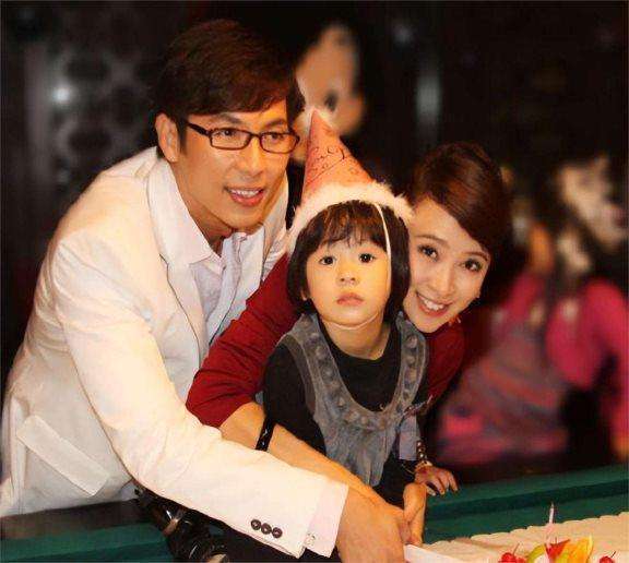 57岁翁虹与健身教练丈夫分居4年，每天雷打不动云聚餐，这婚姻模式太敢了！