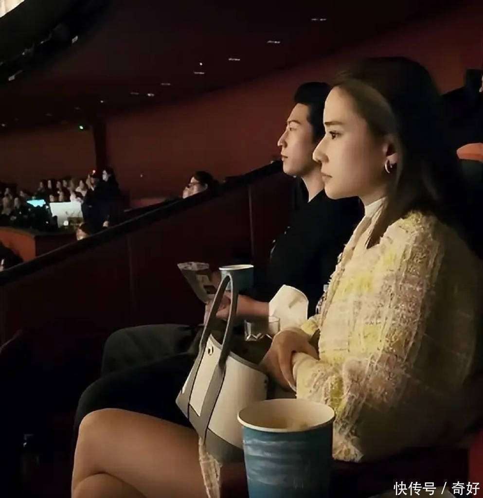 何超莲高调示爱，穿粉色小香风套裙很温柔，窦骁一身黑衣超酷