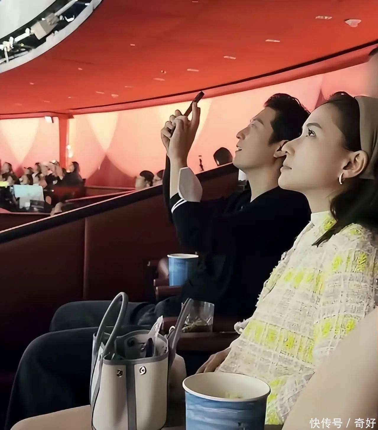 何超莲高调示爱，穿粉色小香风套裙很温柔，窦骁一身黑衣超酷