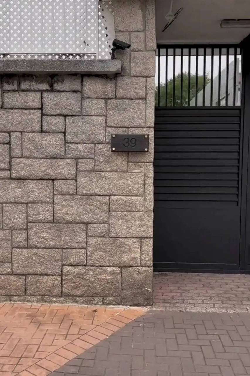 周润发九龙塘亿元豪宅月租曝光！台风后亲修大门太低调