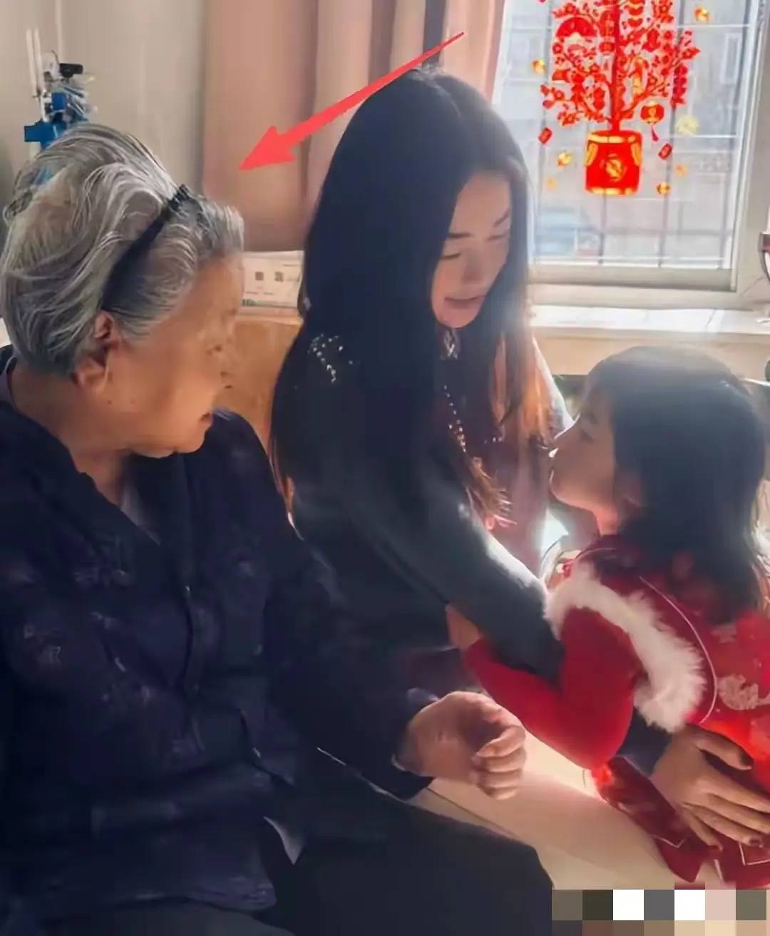 朱珠结婚5年了！4岁女儿梨涡和妈妈一模一样，朱珠穿黑裙好美