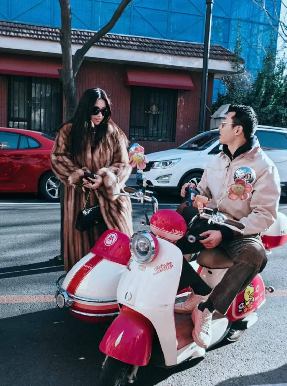 朱珠结婚5年了！4岁女儿梨涡和妈妈一模一样，朱珠穿黑裙好美