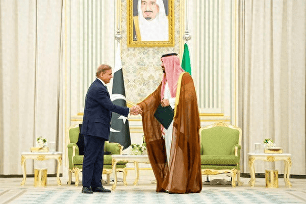 利雅得遭弹道导弹袭击！沙特提醒德黑兰别太过分，称：保留采取军事回应的权利