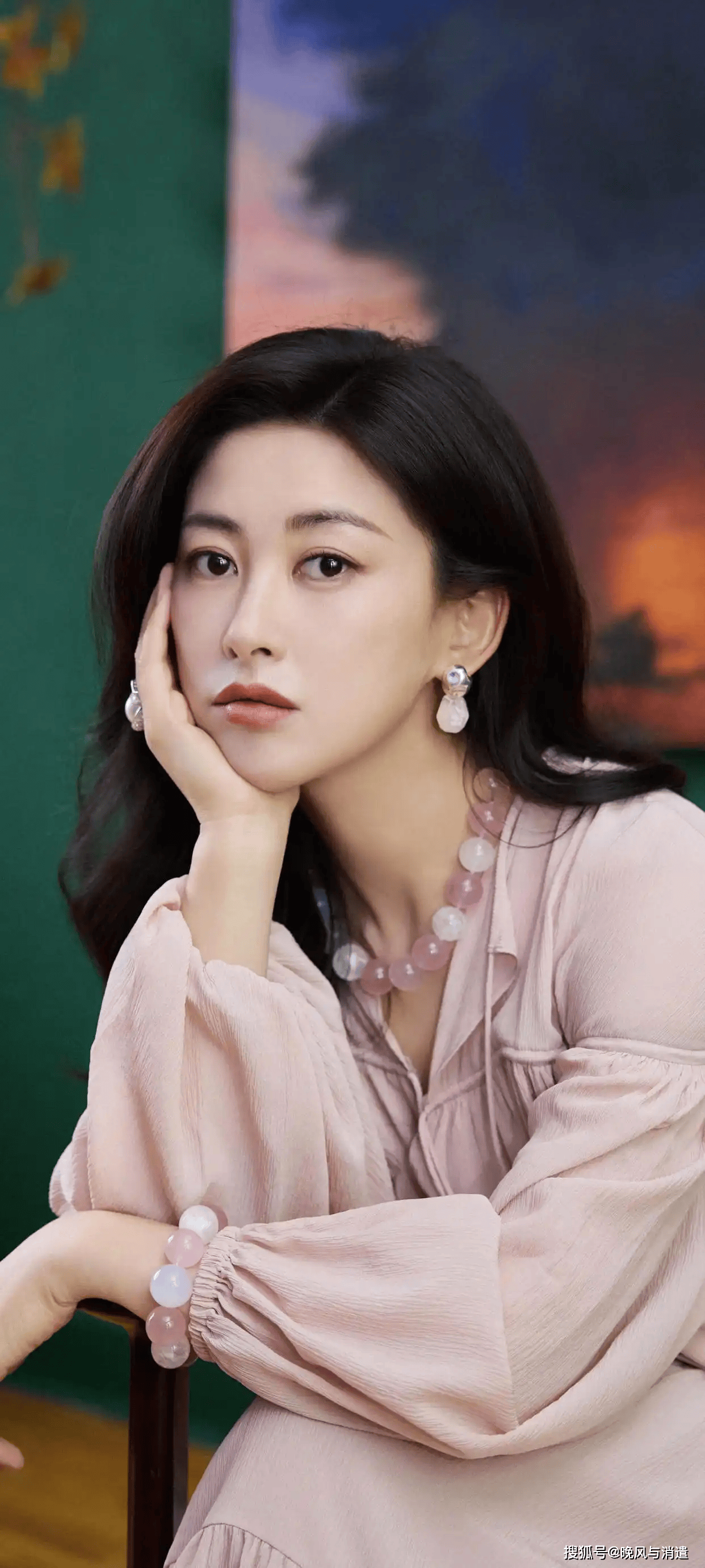 朱珠近期八卦大赏：被造谣塌房、婚姻烟火气拉满41岁依旧凭松弛感封神