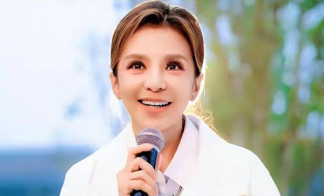 央视主持朱迅：仅52岁已抗癌20年，她早已走上另一条道路