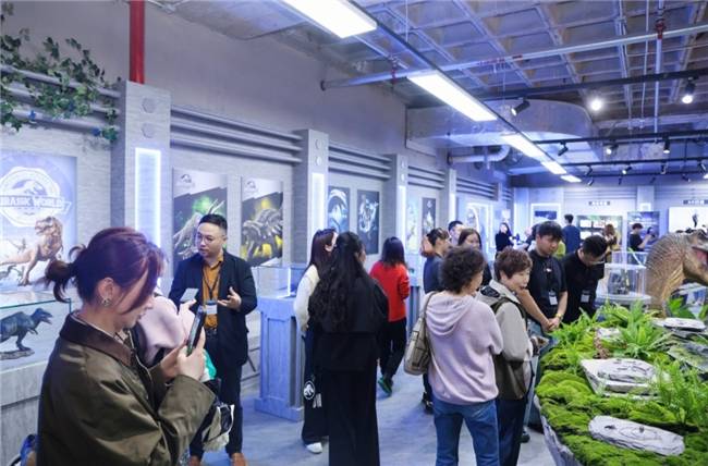 “老凤祥侏罗纪世界快闪”现场！老凤祥侏罗纪世界联名首发(图2)