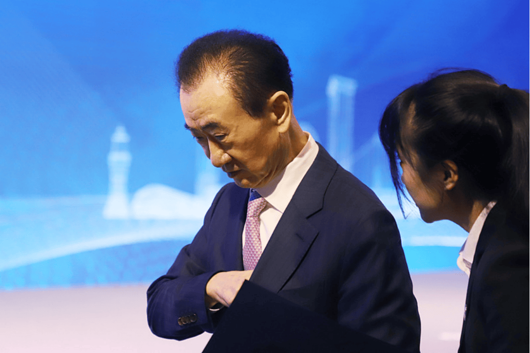 万达电影正式改姓，两大首富的电影梦彻底失败，一个入狱一个卖身