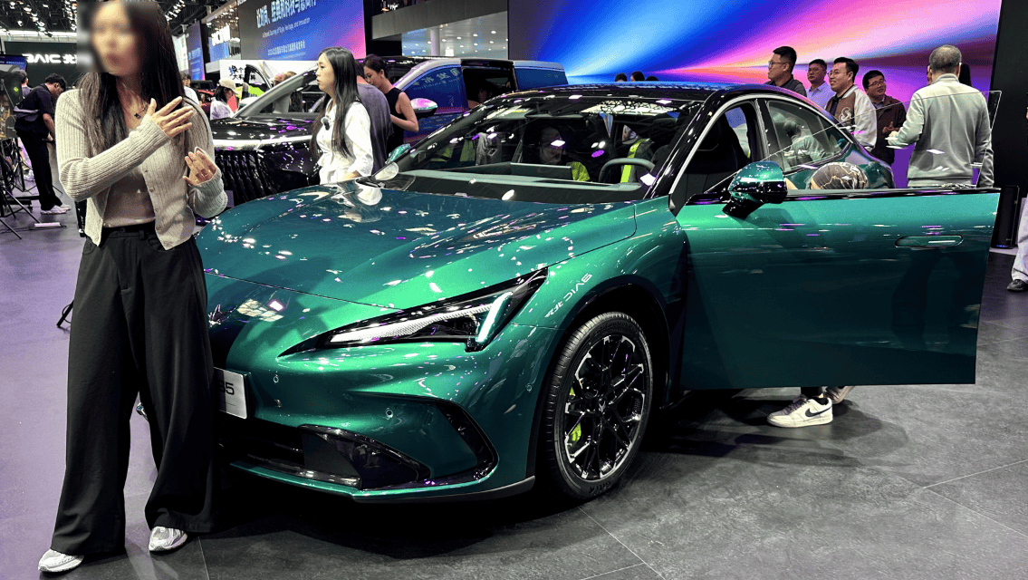 bw必威西汉姆联官网-补贴后998万起幻影绿+蓝眼狐回头率爆表探馆全新阿尔法S5