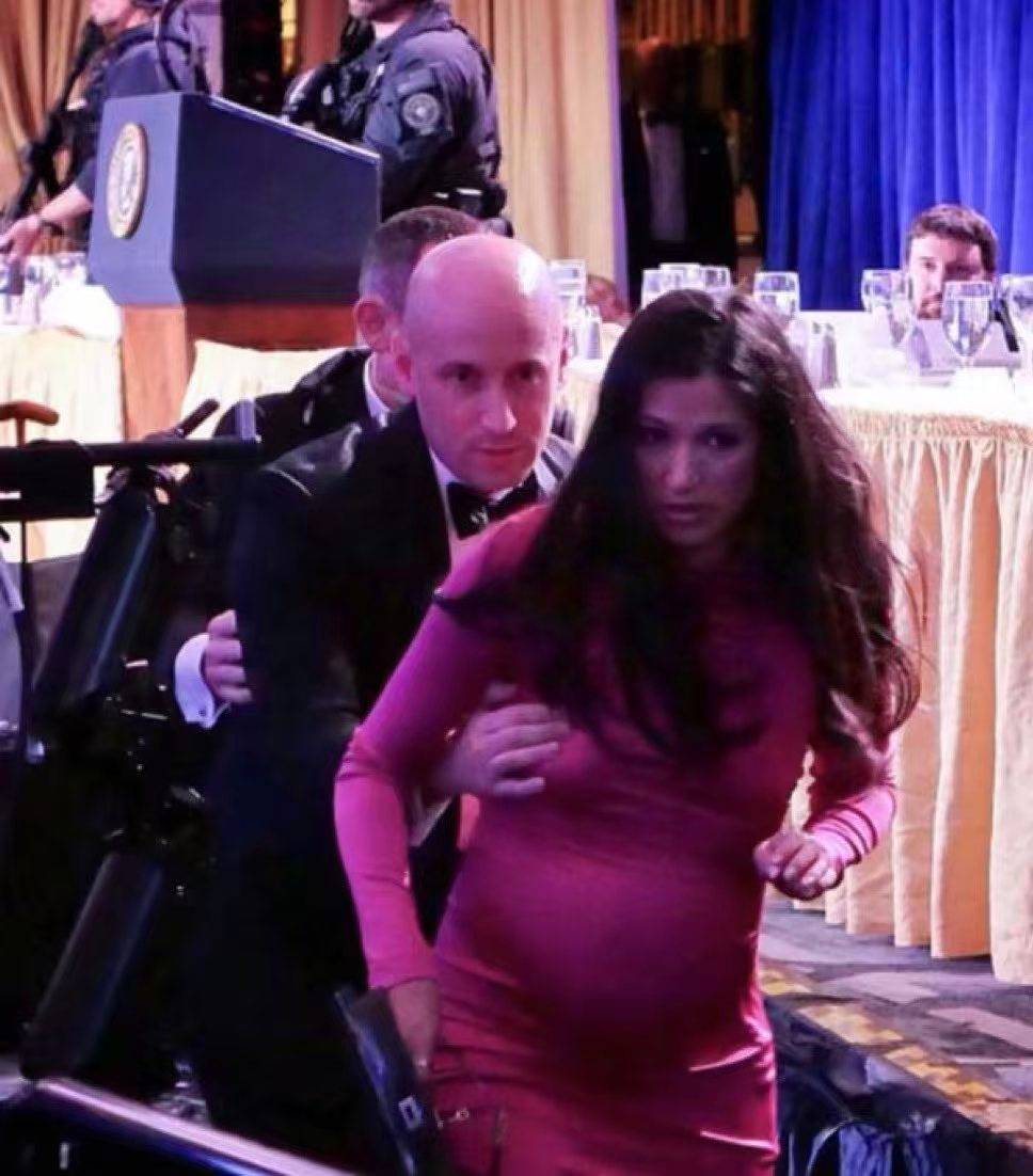 白宫宴会枪声下硬汉顾问的狼狈时刻被美国媒体马上热搜