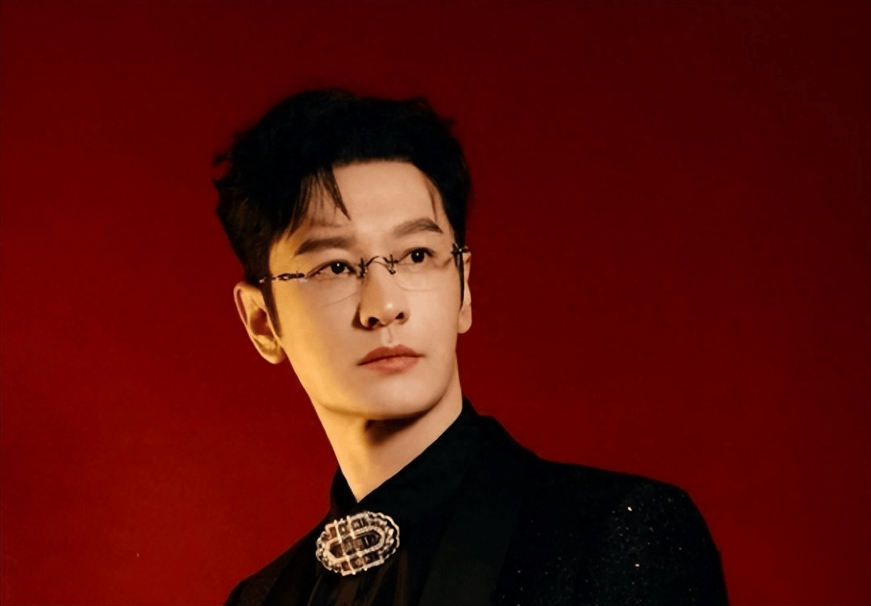 48岁黄晓明近期八卦合集：新恋情疑曝光述职玩梗出圈带娃反差萌拉满
