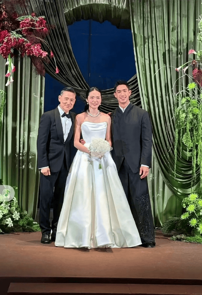 张学友穿西装现身干儿子婚礼 满脸笑容心情超好