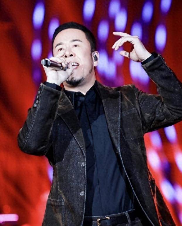 善恶有报53岁杨坤过往黑料被扒为他的不可一世付出了代价