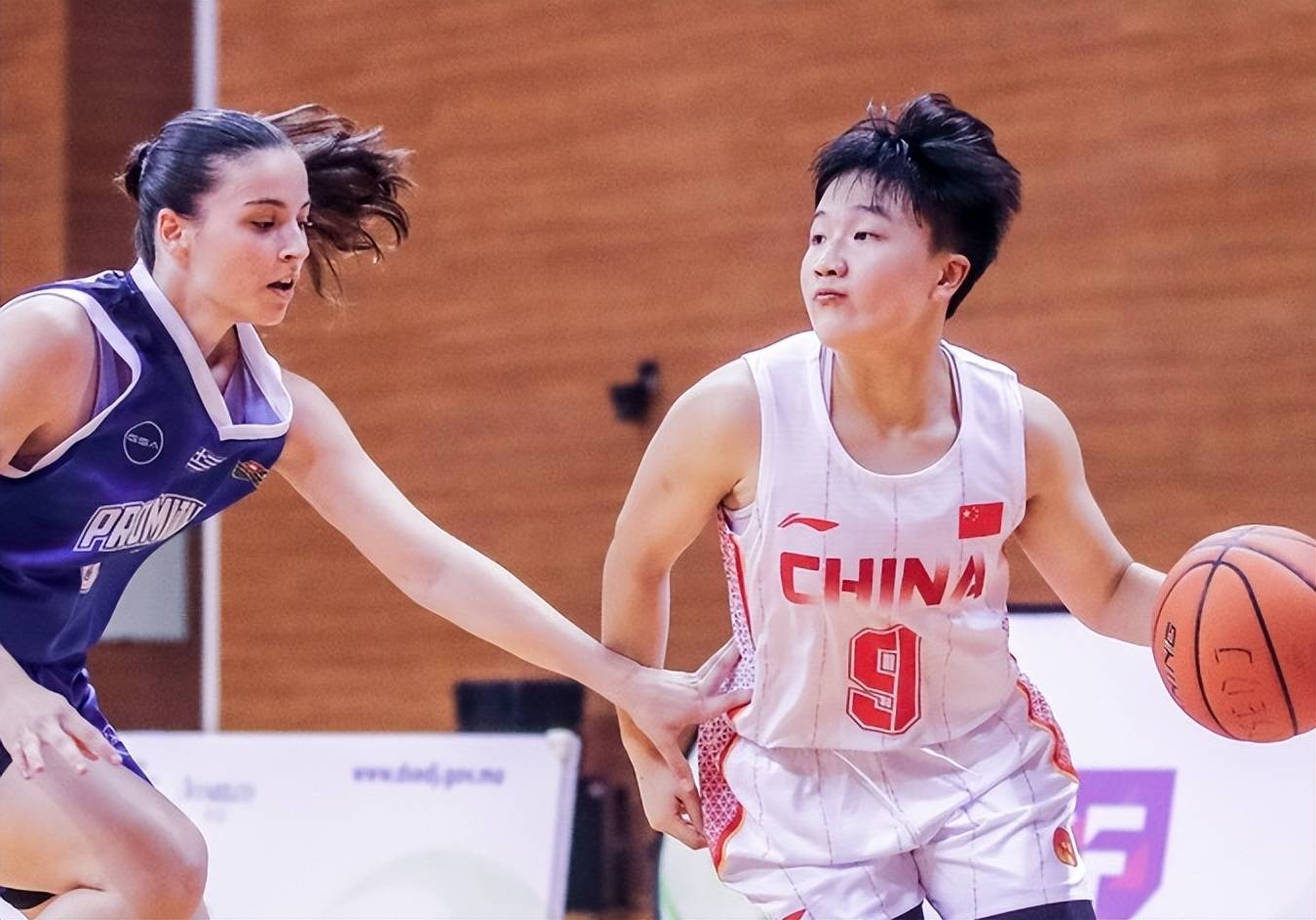 U23亚洲杯_U23亚洲杯直播_赛事直播LIVE轰20分4助6断！中国女篮18岁新星崛起：持球大核未来接班王思雨？