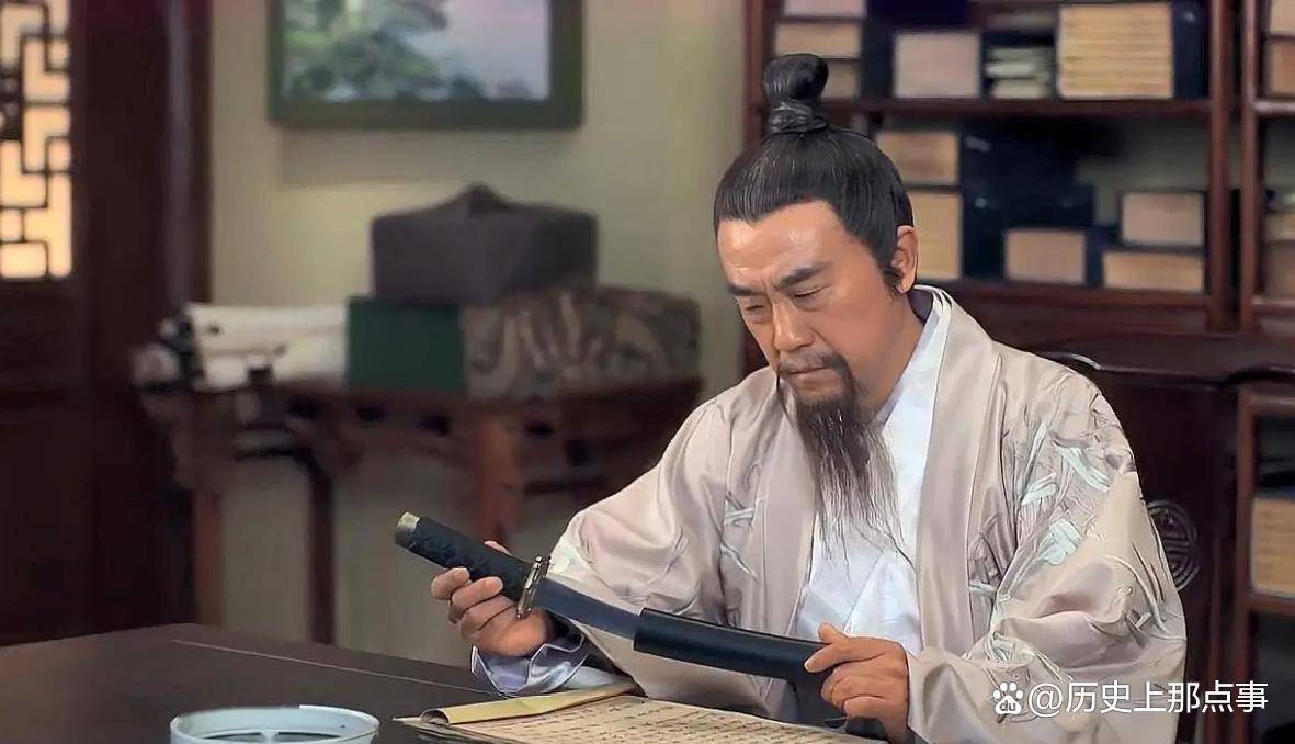 
        朱元璋要杀刘伯温，马皇后连夜送去一篮子，刘伯温打开后大吃一惊