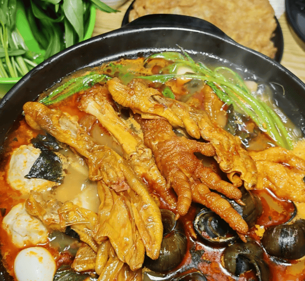 鸭脚经长时间小火焖煮，胶质融于汤汁醇厚鲜香浓郁
