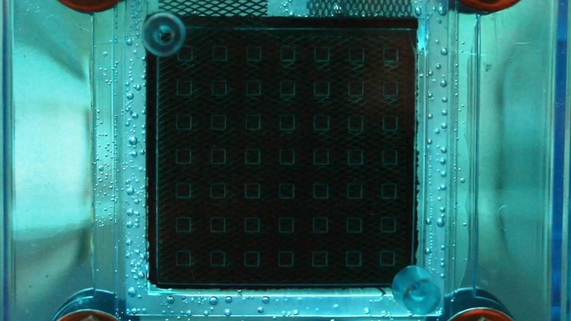 
        中国科学家称新型氢燃料电池输出功率提高四倍