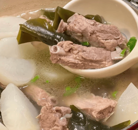 海带炖排骨，鲜爽汤汁自带海味鲜香