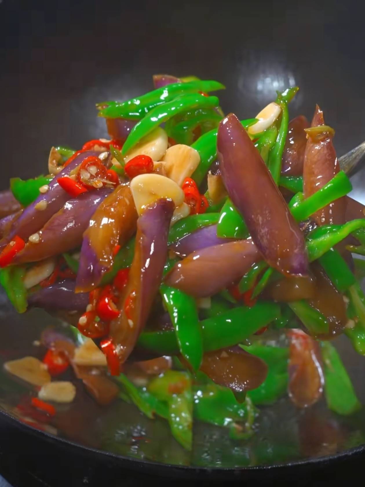 青椒烧茄子：鲜香辣味十足的家常菜
