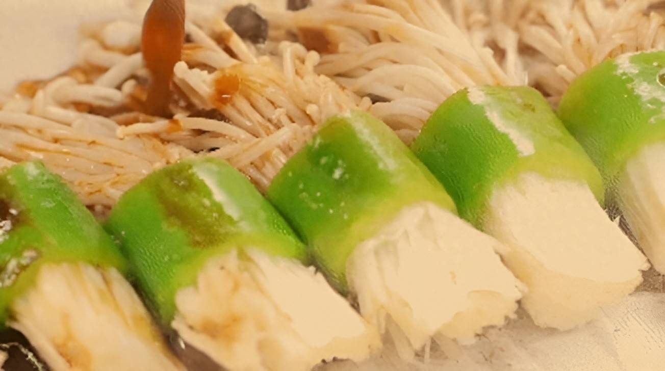 
        把金针菇塞进青椒里，没想到这么好吃，一口爆汁，比红烧肉还解馋