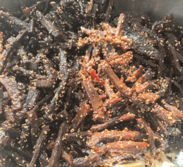 卤浸牛腱浸透醇厚卤香，低温慢烤烘出五香肉干