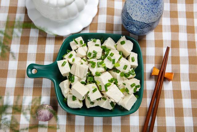 家常美食分享：小葱拌豆腐，简单美味两不误