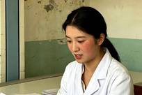 1997年我体检时，年轻的女护士反复检查，她红着脸说你老实点