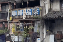 葫芦娃爷爷隔壁阳台挂起7个葫芦