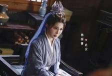功夫女神杨丽菁终于复出，57岁穿小短裙青春靓丽，比20岁少女还嫩