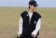李宇春《向野》里的少年感无性别穿搭依旧权威，普通人盯着学就够了！
