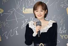 孙俪的气质一般人真比不了，穿黑色丝绒连衣裙配短发，时髦又优雅