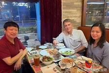 胡锡进的这张饭圈照片，让他在与汤家凤的硬刚中很被动