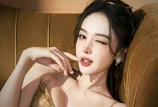 古力娜扎再现反差美，优雅从容金色晚礼服，与粉色休闲群形成对比