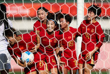 组图：中国女足1-1乌兹别克斯坦 王霜抱头懊恼图2