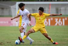 组图：亚运男足-U23国足0-0战平伊朗 徐彬激烈拼抢图1