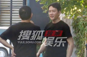 冯绍峰现身陈思诚工作室 门口闲聊超松弛