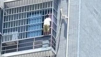 福建一小孩沿着防盗窗从十七楼爬下