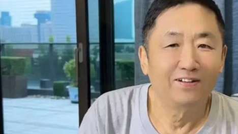 45岁秋瓷炫在新家给公公做韭菜煎饼，说到公婆，秋瓷炫激动落泪