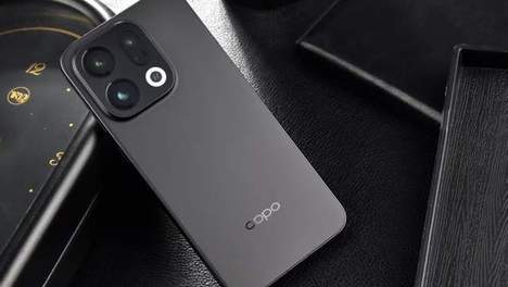 男子攀岩未系绳坠落瞬间员工单手抱救