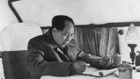 武汉一网红大桥桥下被指圈起来收费