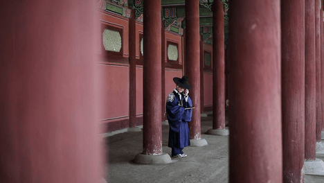韩国春日景福宫游人如织 民众穿韩服打卡拍照